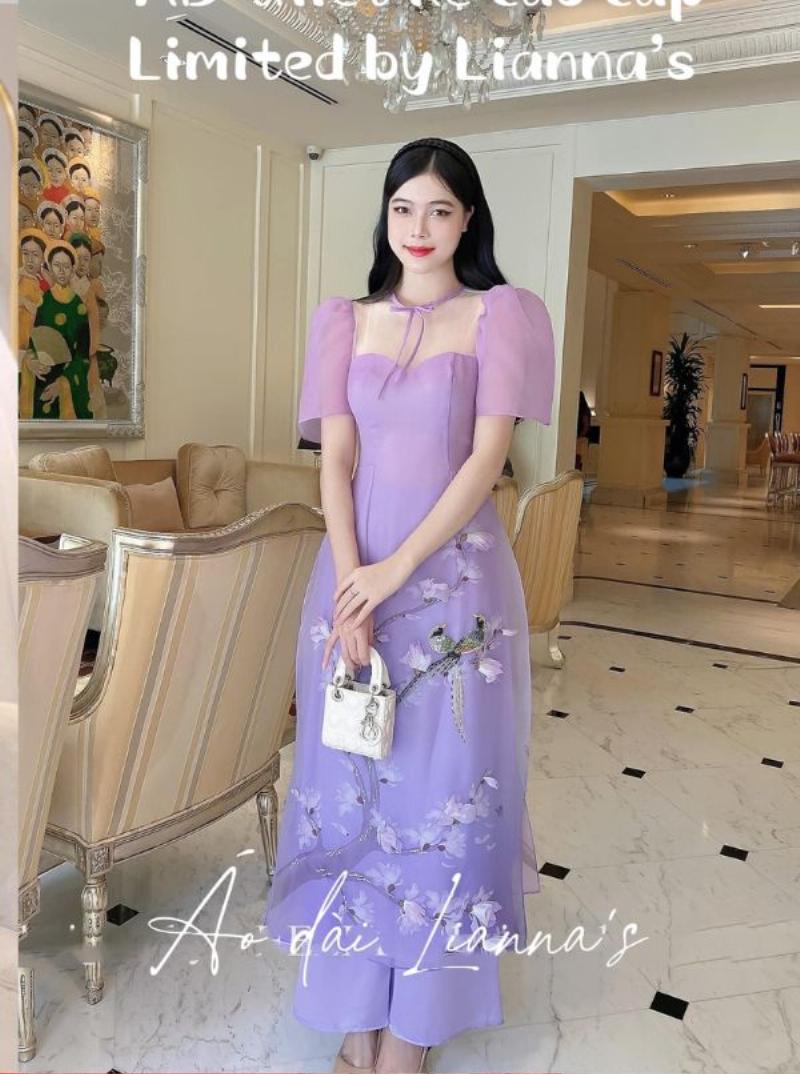 Một cô gái tự tin mặc set đồ đi đám cưới cho nữ cá tính với quần ống rộng và áo kiểu độc đáo, toát lên vẻ đẹp hiện đại và phong cách riêng.